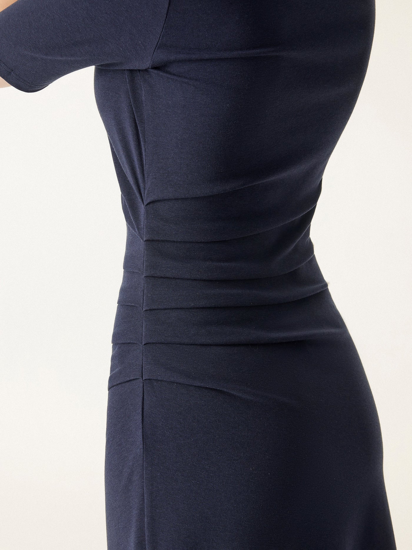 Tuck Detaylı Yarım Kollu Yüksek Yaka Elbise