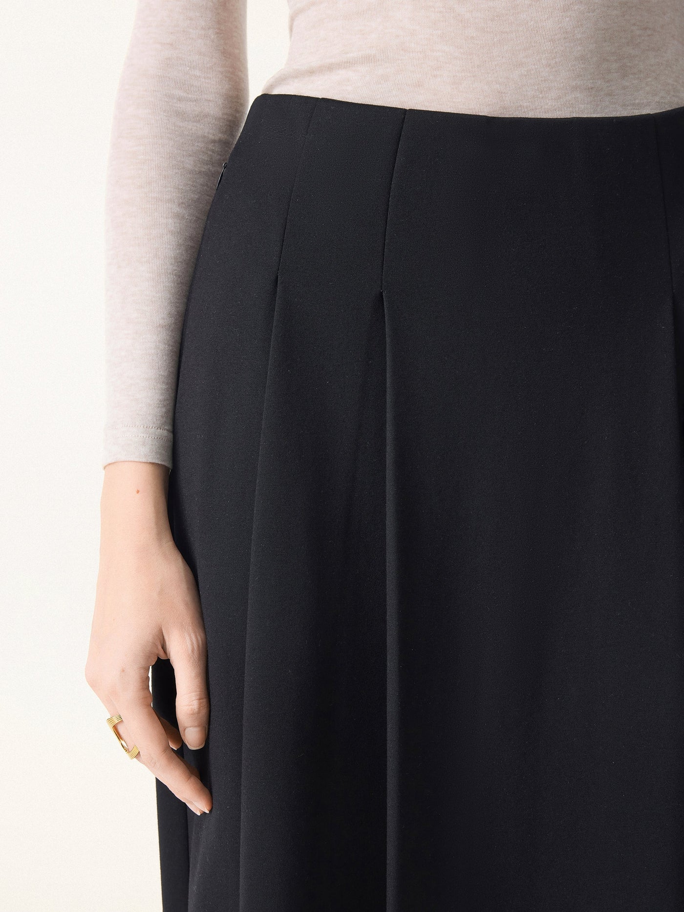 Şık ve Rahat Düz Dökümlü Siyah Midi Pilili Etek