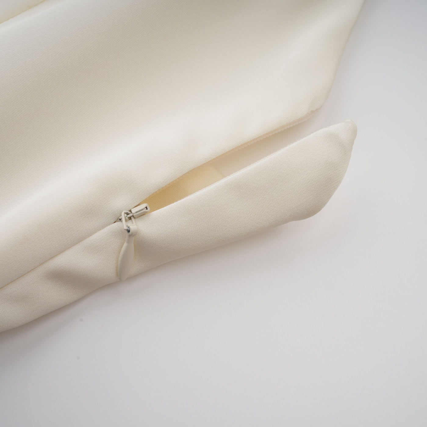 Lyna Beyaz Saten Fırfırlı Mini Elbise