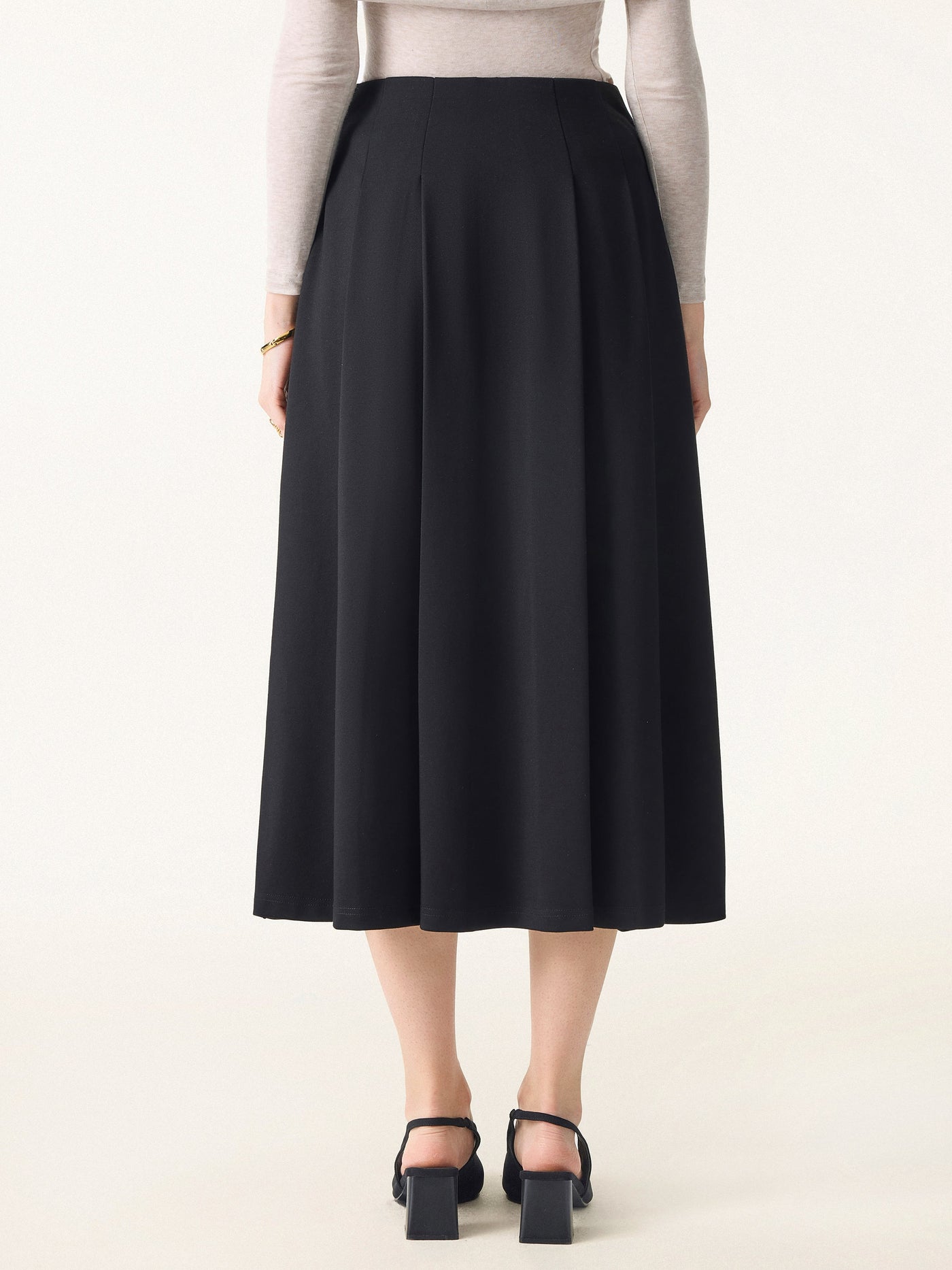 Şık ve Rahat Düz Dökümlü Siyah Midi Pilili Etek