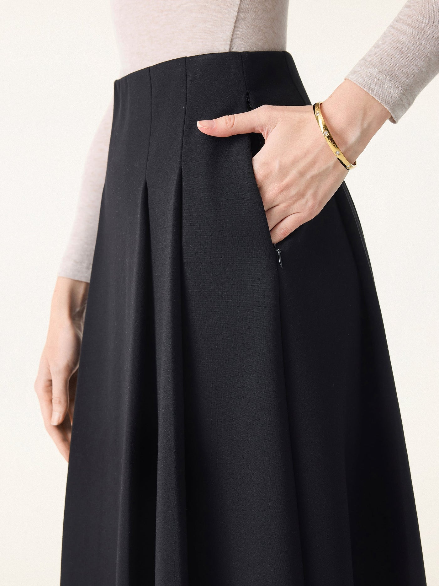 Şık ve Rahat Düz Dökümlü Siyah Midi Pilili Etek