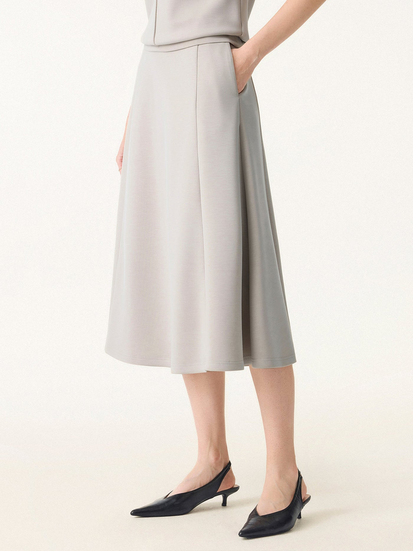 Gevşek Bağlamalı ve Cepli Midi Etek